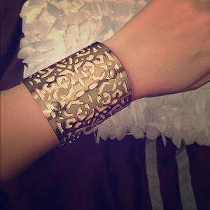 Bracelet from Buckle. Won't once, great condition!